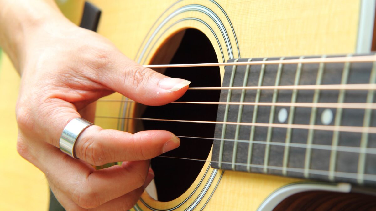 نوازندگی گیتار – با پیک یا انگشتان دست 