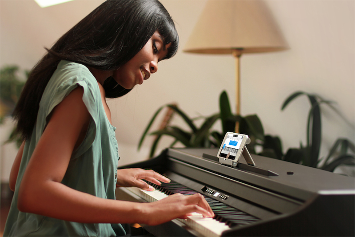 بانویی در حال نوازندگی پیانو