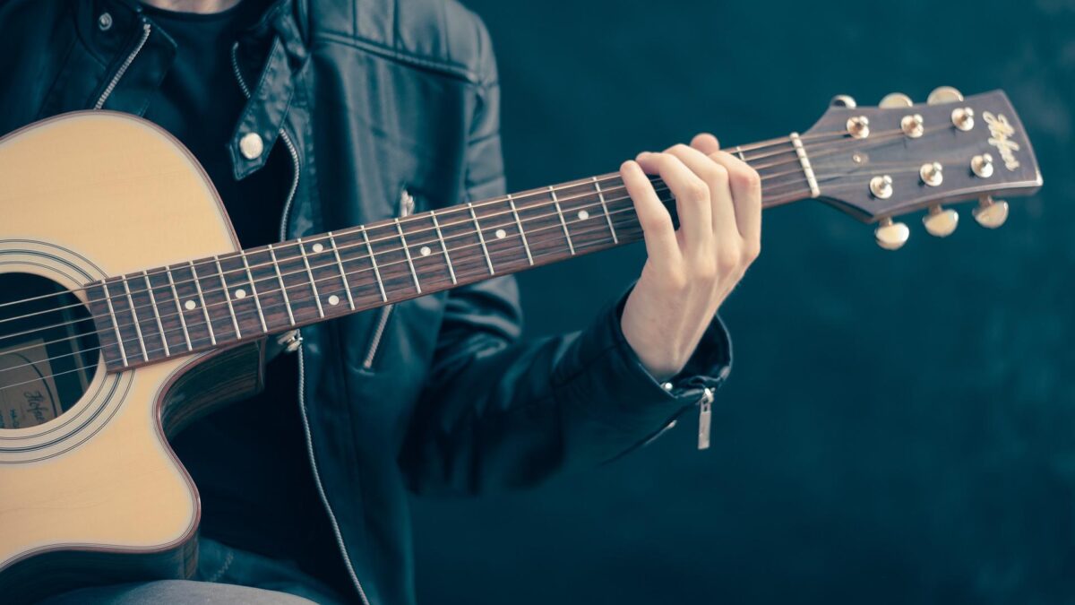 راهنمای انتخاب سبک در آموزش گیتار: کلاسیک، پاپ، فلامنکو، جز یا راک