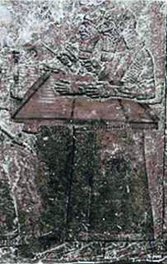 تصویر حکاکی قدیمی بر روی سنگ مربوط به آثار تاریخی بابل که در آن افراد مشغول نواختن سازی شبیه به سنتور با دو مضراب هستند.