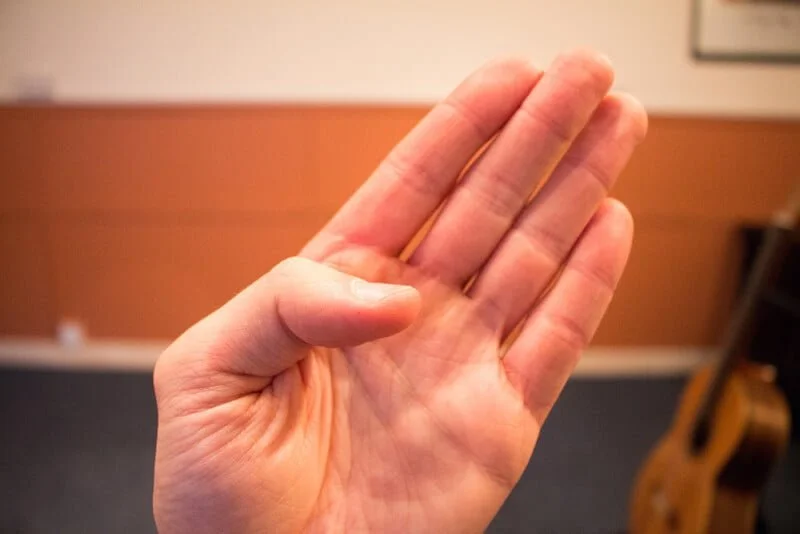 انگشت شست به طور طبیعی پشت دسته را در کنار لمس می کند