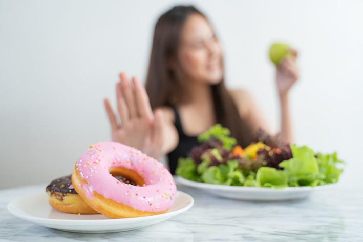 بانویی در حال رعایت تغذیه مناسب خوانندگی