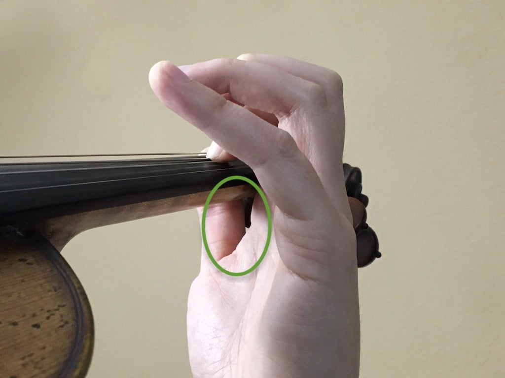 روش دیگری برای بررسی نقطه حمایتی دست چپ، هم‌تراز کردن مفصل پایه انگشت اشاره با بالای صفحه انگشت‌گذاری است (با خط نقطه‌چین آبی نشان داده شده).
