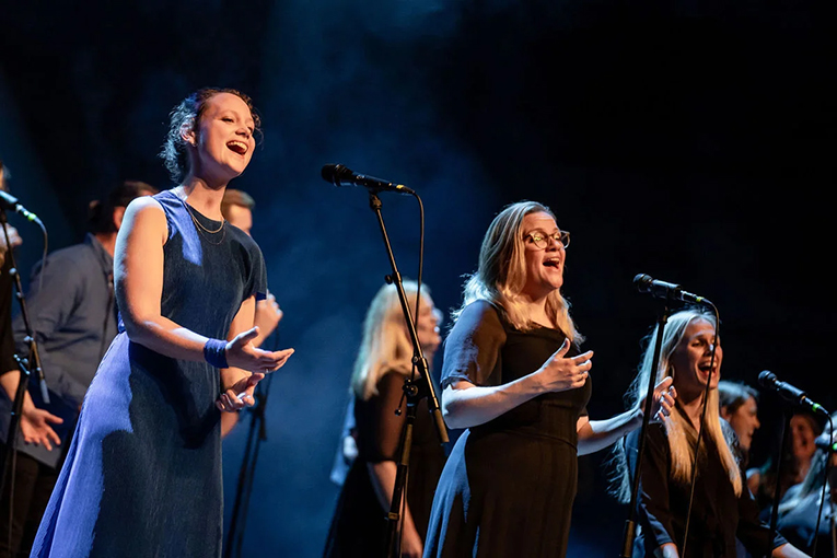 چند نفر در حال خواندن گروهی