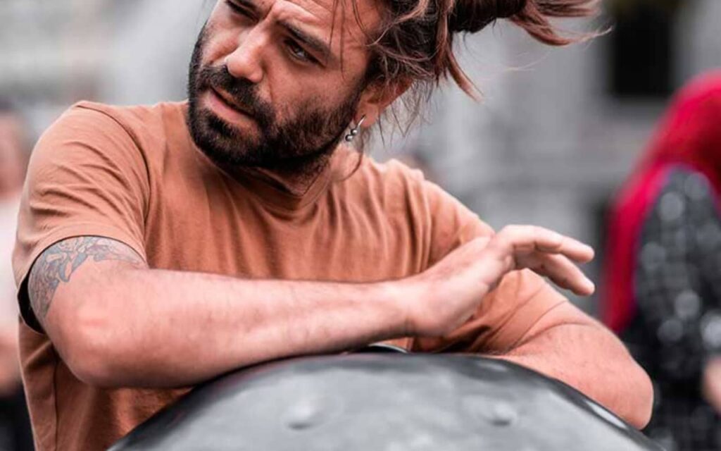 یک نوازندهی خیابانی ساز هنگدرام