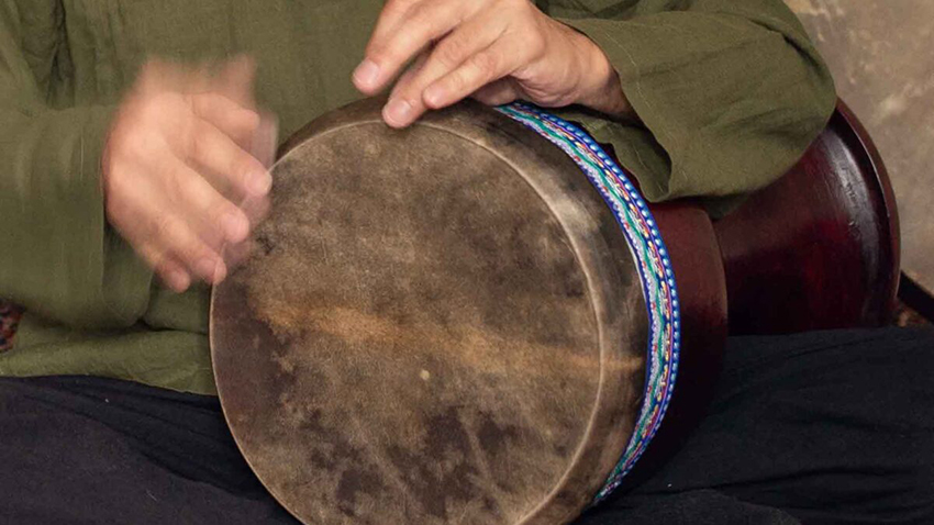 شخصی در حال آموزش تنبک زدن حرفه‌ای