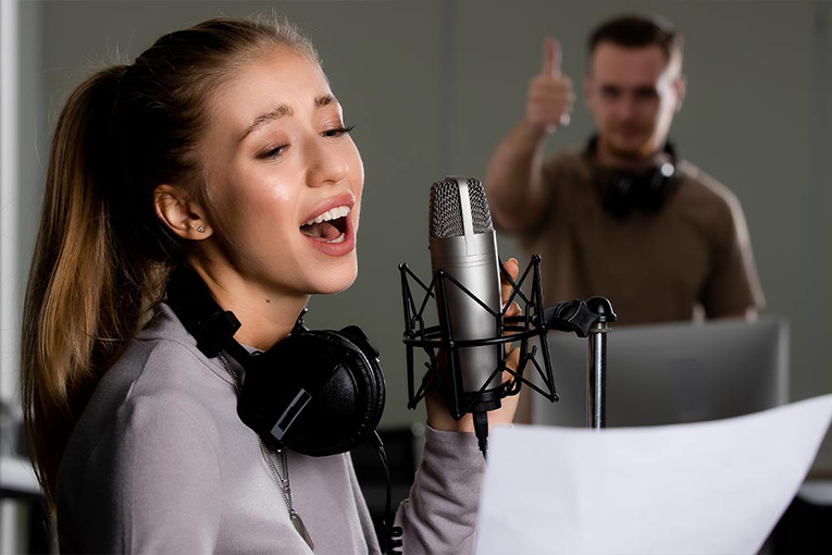 بانویی در حال آواز خواندن