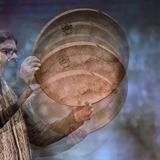 شخصی در حال نواختن ساز دف همراه با تکنیک تکانش