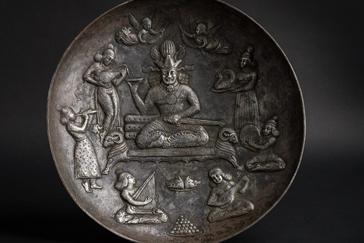 بشقاب ساسانی با نقش دف‌نواز