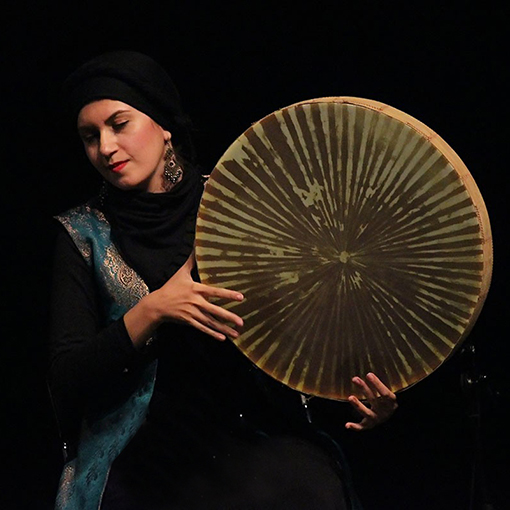 بانویی در حال نوازندگی دف