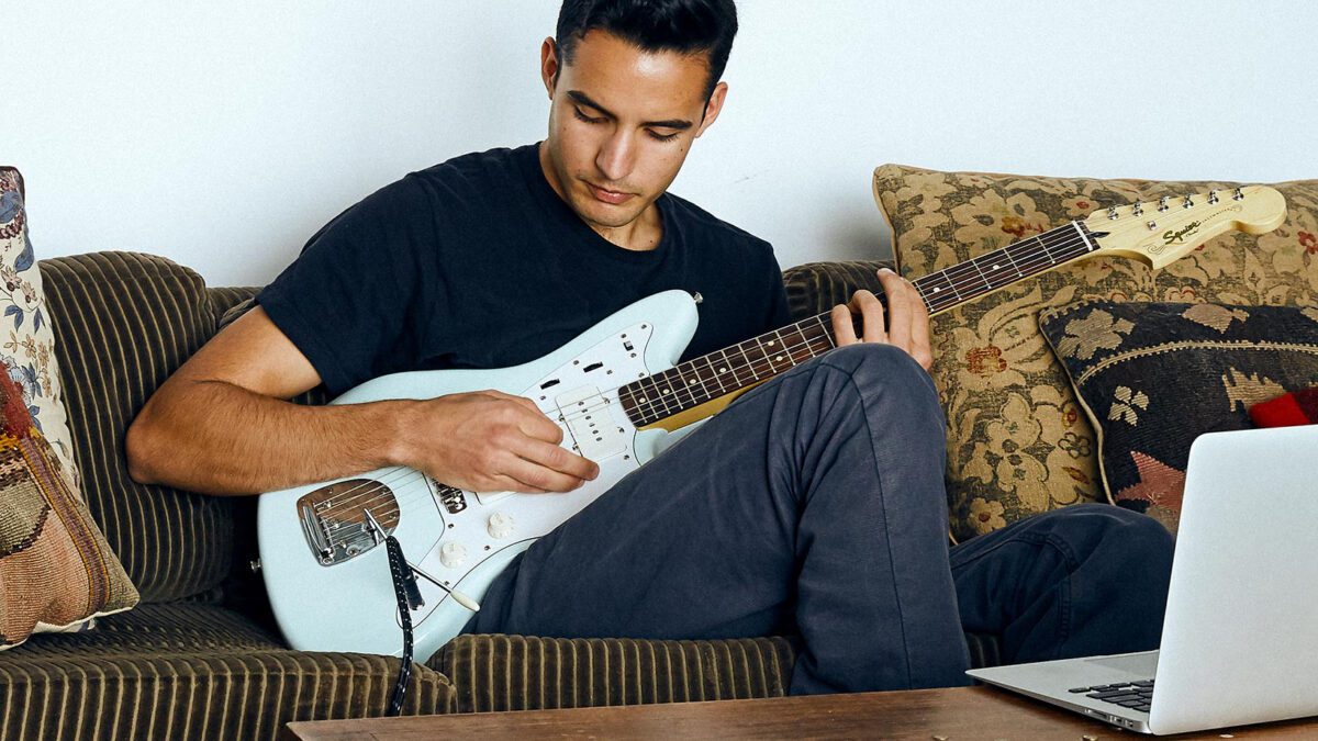 مسیر آموزش گیتار الکتریک: از اولین نت تا اجرای حرفه‌ای