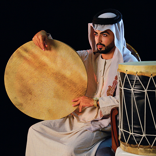 یک نوازندهٔ عرب با ساز دف