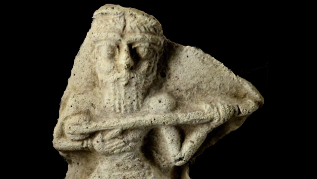 یکی از پیکرک‌های نوازندگان شوش از نزدیک