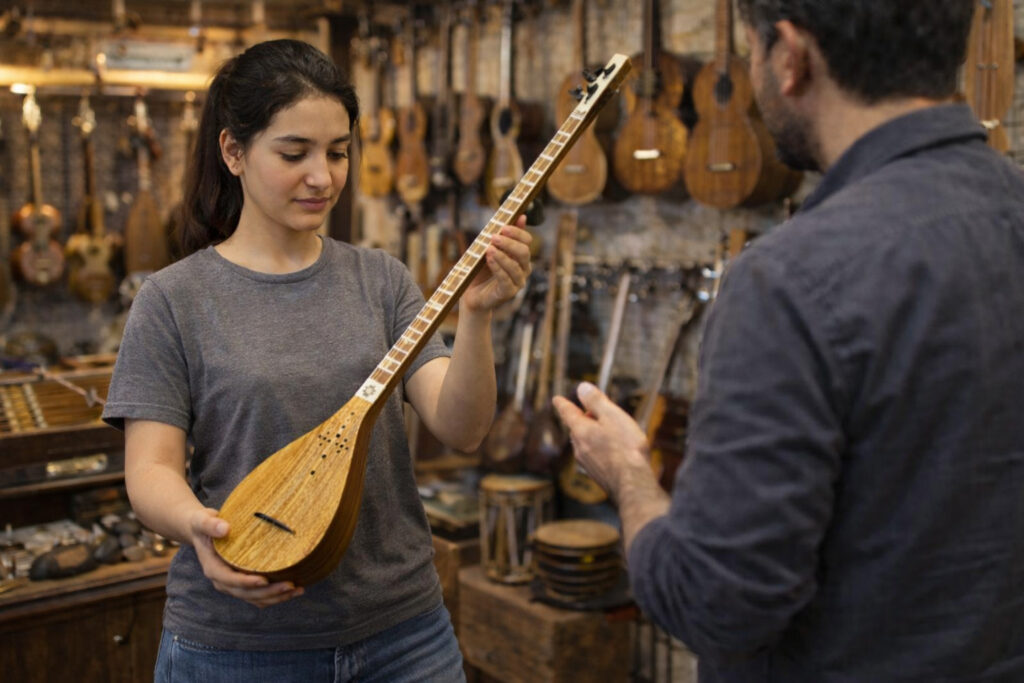 دختر جوانی در حال خرید سه‌تار